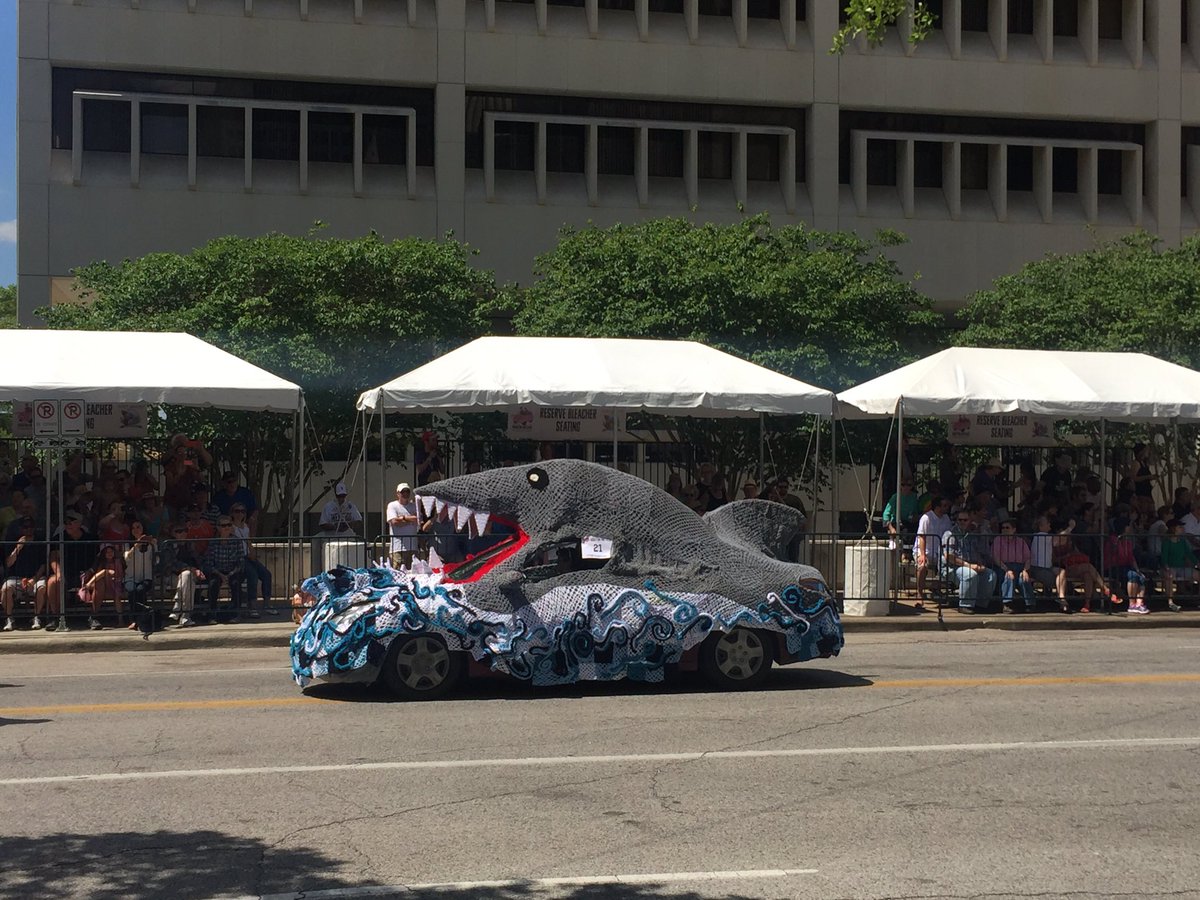 DowntownHouston's tweet image. It's a beautiful day in #DowntownHouston for the 30th Annual Houston Art Car Parade! ☀️🚗