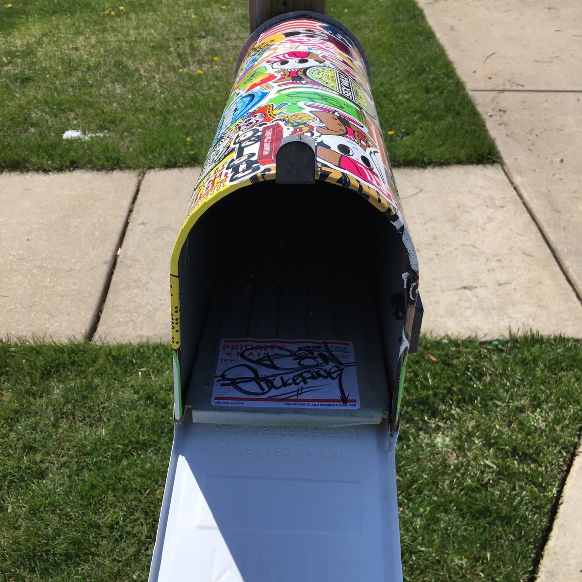 stlstickerswap's tweet photo. Get cool stickers sent to your mailbox and then put them on your mailbox magic #stlstickerswap #benstickering #mailboxmagic https://t.co/9AxXhIkapG