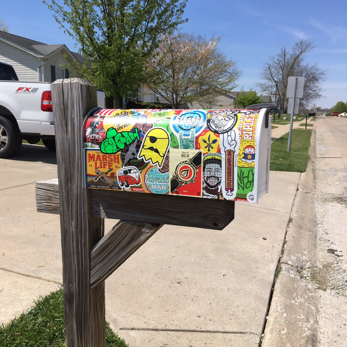 stlstickerswap's tweet photo. Get cool stickers sent to your mailbox and then put them on your mailbox magic #stlstickerswap #benstickering #mailboxmagic https://t.co/9AxXhIkapG