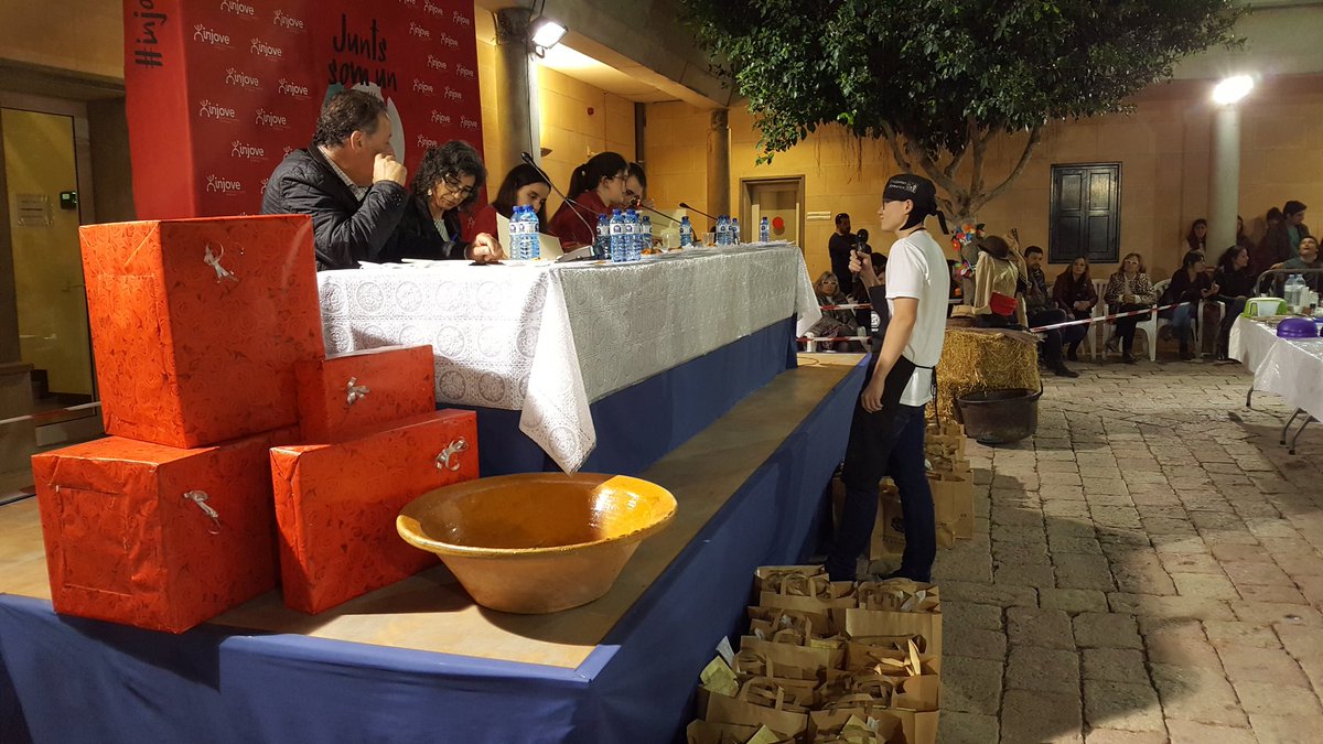 injove's tweet photo. El jurat d'AlternaChef haurà d'escollir les millors formatjades. Una gran responsabilitat! #alternachef #injove #gastronomia #joves https://t.co/dndlLOVx8e