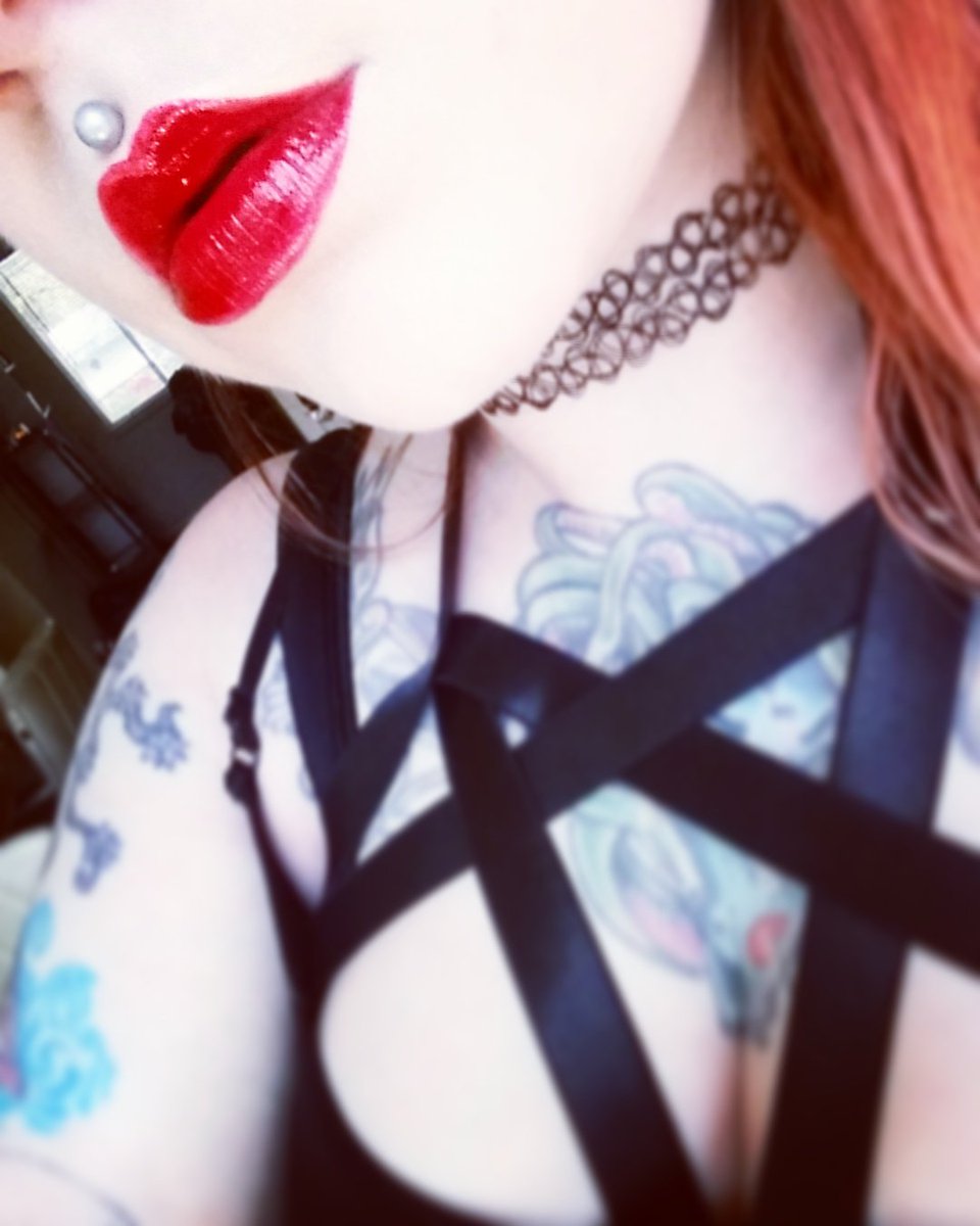 RavensNRoses86's tweet photo. 👄💋❤💄✌#RedLips #LipstickJunkie #Pentagram #Harness #Foxy #GothicAF https://t.co/o0ecYVO6na