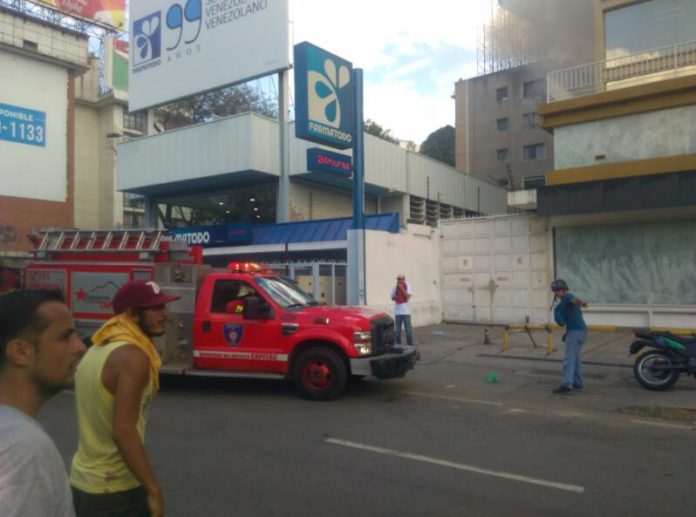 DolarToday's tweet photo. URGENTE!!! Se incendió Comando de Capriles (con él adentro) https://t.co/Nyvhr8ZbR9 https://t.co/kC9c4NlklU