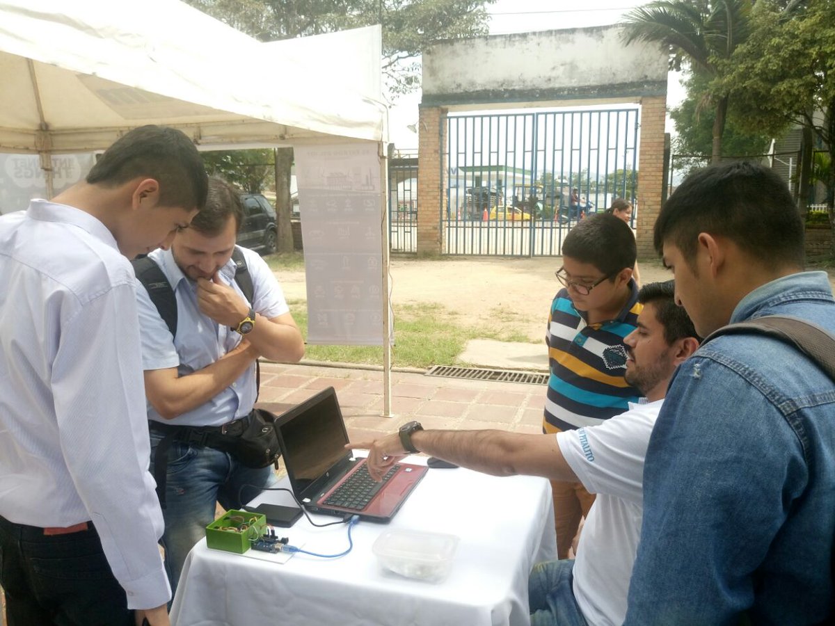 cmarceladiazs's tweet photo. Estudiante de @SIoTec_UNAD  Helmer Jiménez @helmertico con proyecto sobre Intensidad de la luz en #iotday  @unadpitalito @UniversidadUNAD https://t.co/mlvUxw1L2k