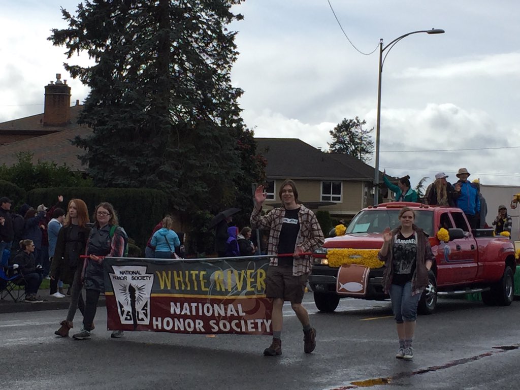 WhiteRiver_NHS's tweet photo. Sumner portion of the Daffodil Parade! WRHS NHS members braving the rain, wind, cold, and even some sun! https://t.co/tN6l9ZOSBO