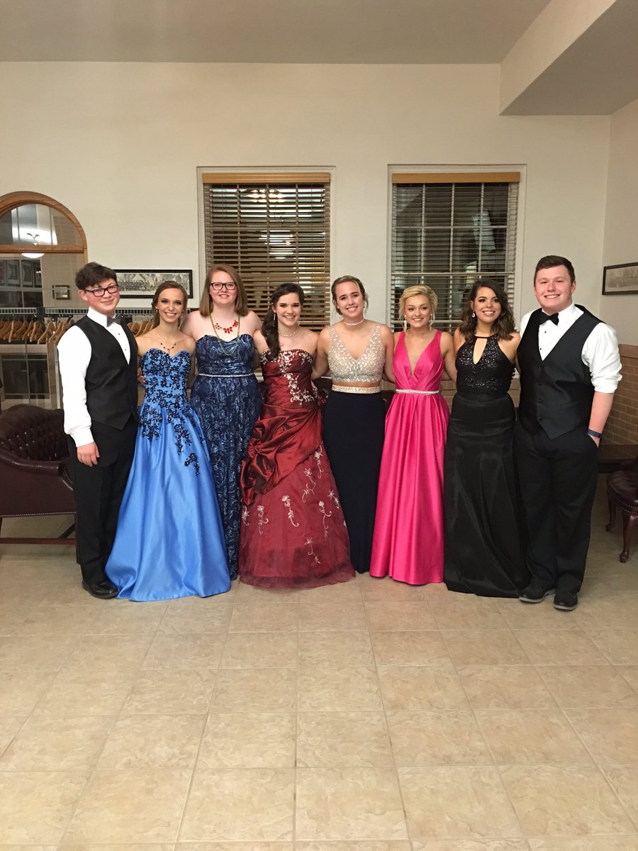 AGHSFBLA's tweet photo. FBLA officers hit up prom after a long week at SLC 😎💃 https://t.co/8C0nhWN1VJ