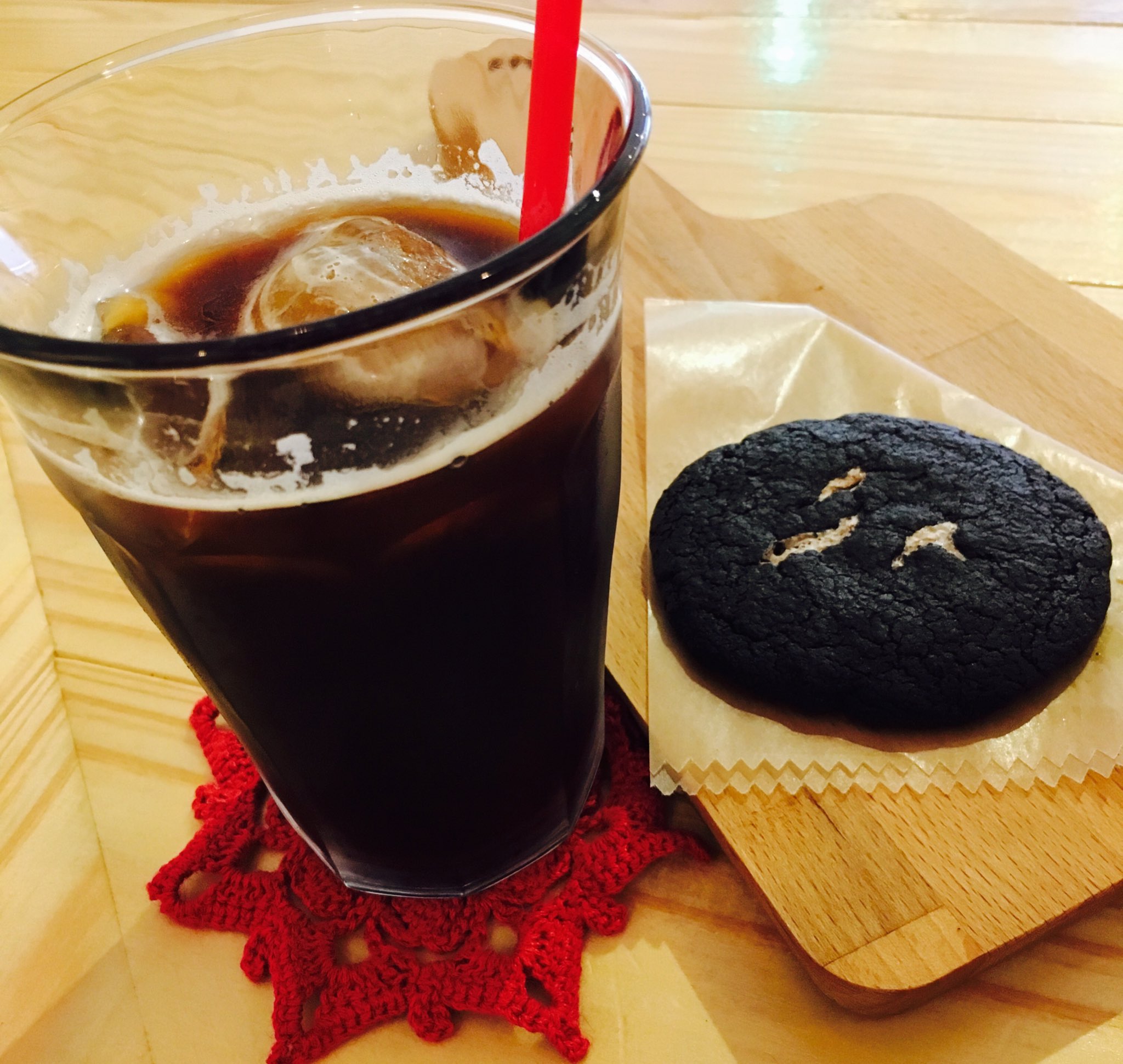 Cafe Kissshot 今日のオススメはアイスコーヒーブラック Amp ブラックココアマシュマロクッキー アイスコーヒー はエスプレッソを氷で薄めるアメリカーノ コレがぶっ濃くて美味しいんです あっ そんで3時半からフォークの日ということでアーティスト達