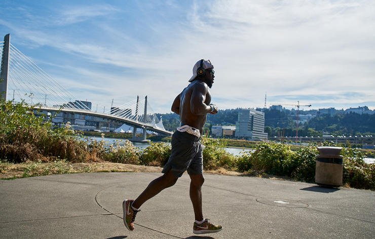 runnersworld's tweet photo. .@KevinHart4real ran 18 miles, in 24 hours, slept in a van, and finished his first official race https://t.co/1uQAC0IRBg https://t.co/NGGRFMArHb