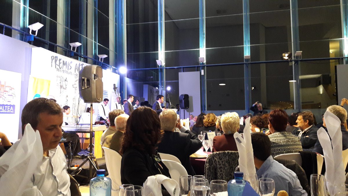 marilavi1's tweet photo. @VicentMarza en la Gala dels Premis Altea de literatura i investigació. Enhorabona @compromisaltea @immaorozco #GovernsAmbCompromis https://t.co/Kn0rxWpJ69