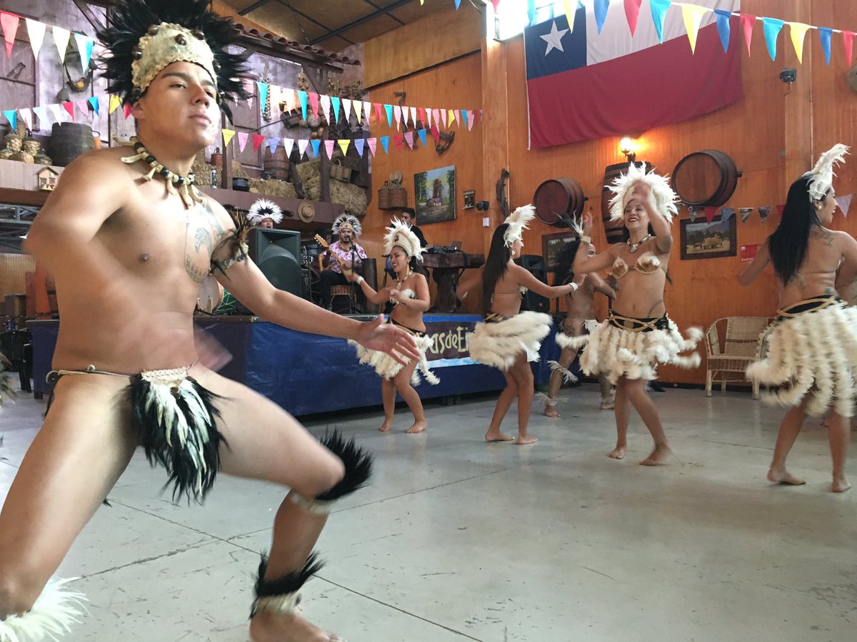 culturaindepe's tweet photo. En #ElGranMalón del barrio Artesanos La Unión en #Independencia los vecinos se conocen al ritmo de Temu Henua, Gabriel Cortez y Mapurren 🎶 https://t.co/3ykXh9SPgu