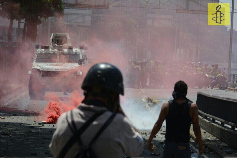 amnistia's tweet photo. Se debe aclarar componente de gas rojo usado en Caracas #8A | Amnistía Internacional sigue recibiendo alertas | 👁‍🗨 https://t.co/3zbZIO4KjQ https://t.co/hTHaqCiWZa
