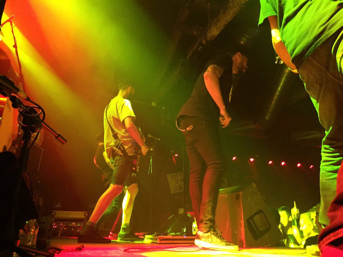 Hysteriamm's tweet photo. @desakatorock quemando la @SalaBoveda_Bcn 🌋🔥con #lateoriadelfuego GRACIAS #BARCELONA 🤘🏻 https://t.co/wXMIFFR2gh