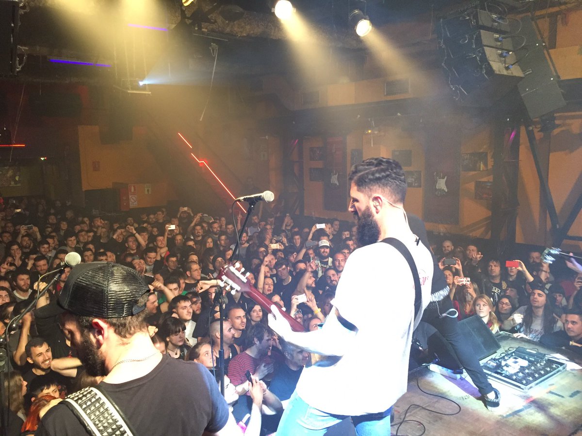 Hysteriamm's tweet photo. @desakatorock quemando la @SalaBoveda_Bcn 🌋🔥con #lateoriadelfuego GRACIAS #BARCELONA 🤘🏻 https://t.co/wXMIFFR2gh