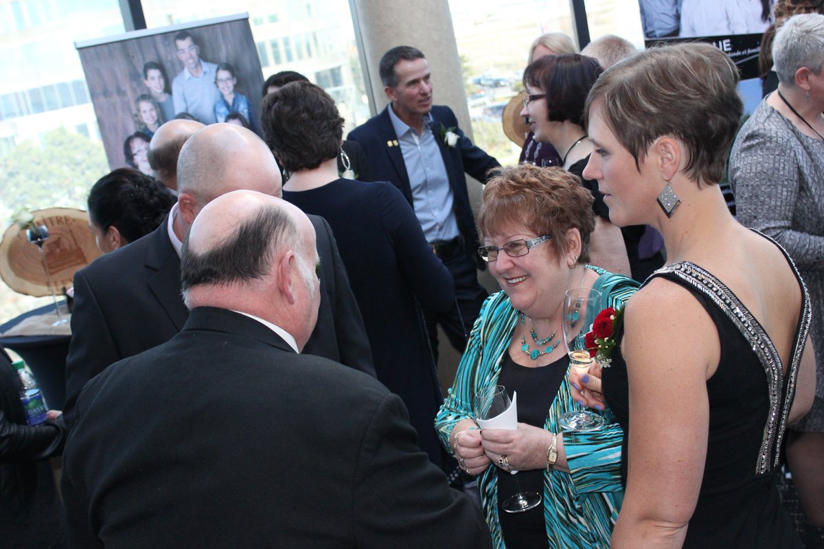 HolsteinCanada's tweet photo. It’s gala time! Tonight we recognize 19 new Master Breeders! 
Place au Gala! Ce soir, nous célébrons 19 nouveaux Maîtres-éleveurs! https://t.co/tjkoOBgTNt