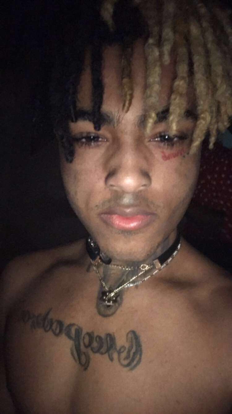 XXXTENTACION UPDATES on X: April 7: XXXTENTACION took a picture of himself  on a fan's phone 😂 @xxxtentacion #xxxtentacion t.cojWZ9tfLTnY  X