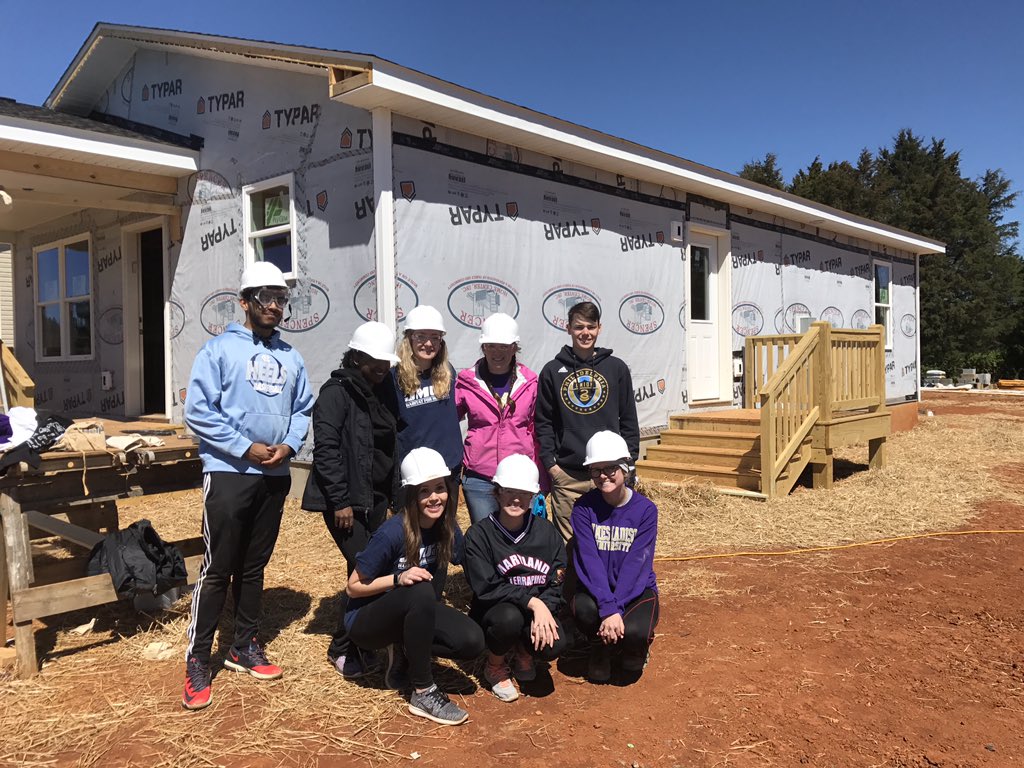 PeytonJohnsonDC's tweet photo. Fun morning volunteering with @JMU_Habitat @Habitat_org! https://t.co/jXnQAOEfa9