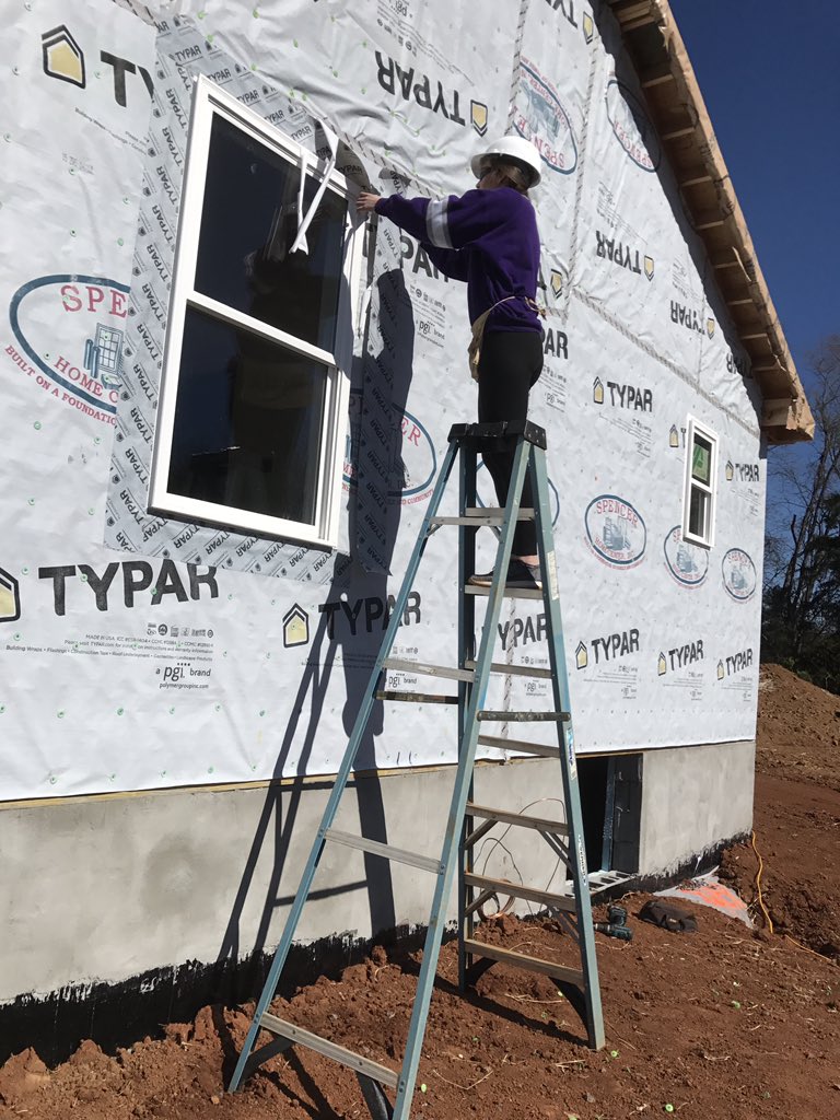 PeytonJohnsonDC's tweet photo. Fun morning volunteering with @JMU_Habitat @Habitat_org! https://t.co/jXnQAOEfa9