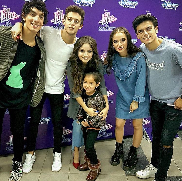 ruggerofw's tweet photo. #SoyLunaEnConcierto https://t.co/vcnmXQ56O7