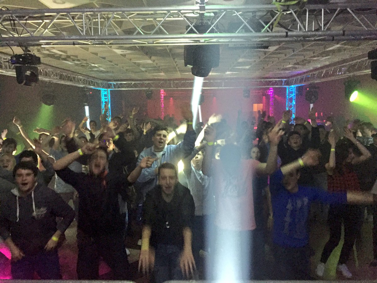 HyperionClub's tweet photo. En direct de Châtel ! 🚀🎉👌🏼 #HyperionClub #Party https://t.co/dobglWka8c