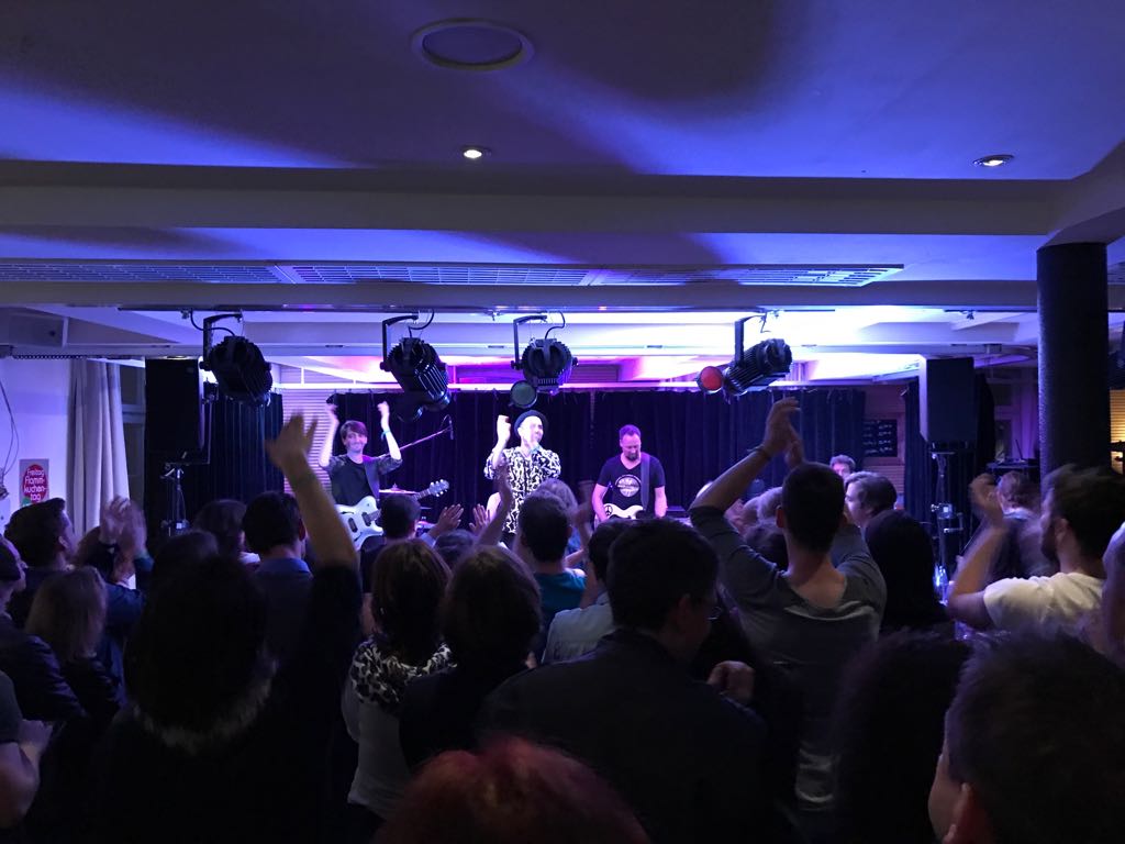 Absacker im Podium. Während andere schon dicht machen, spielen Phunkgerilla noch eine Zugabe. #kneipenfestaalen