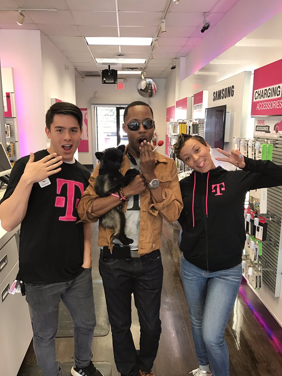 Magenta_CoachK's tweet photo. We are #PaintingMemphisMagenta!! This time inside the TMO Store!! Another business customer and drinks the #MagentaKoolaid! https://t.co/IGK23cUWAD