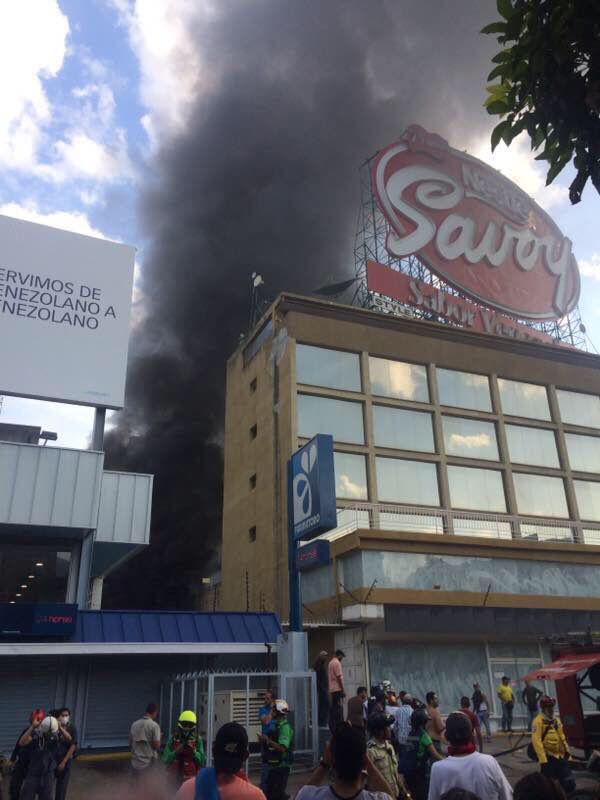 LeoRegnaultH's tweet photo. Arremeten,  e incendian,  las oficinas de @hcapriles en #BelloMonte. https://t.co/3lTNLTUptO