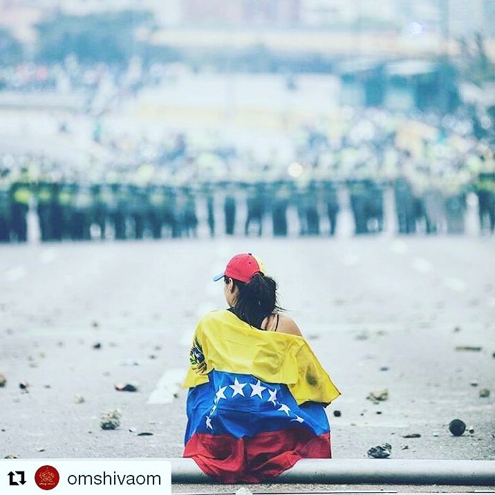 Mariale_S's tweet photo. Paz, tolerancia, respeto, amor es lo que pedimos para nuestro país, que cesen la armas https://t.co/byVBeY6otZ