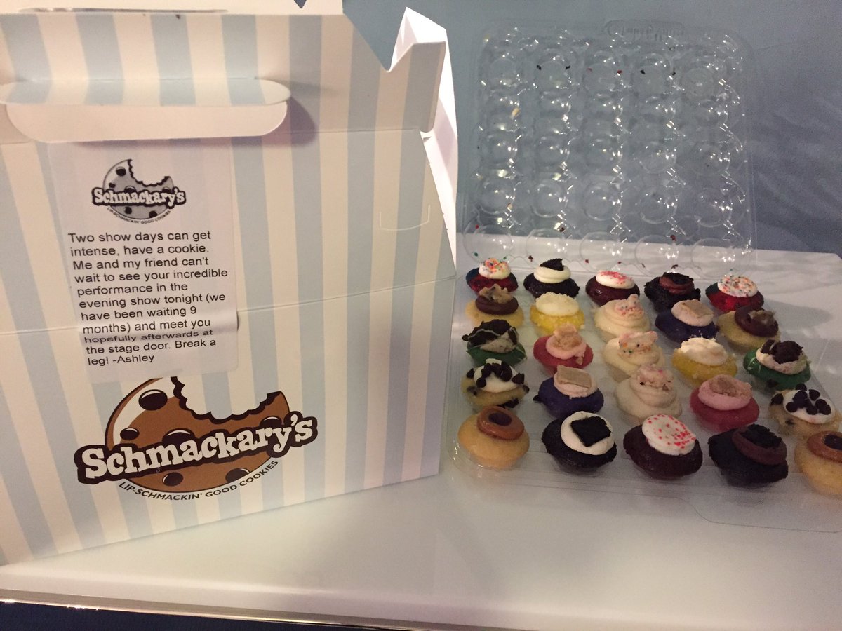 lauradreyfuss's tweet photo. Our fans are the sweetest 🍪 @DearEvanHansen https://t.co/Q0h36raV22