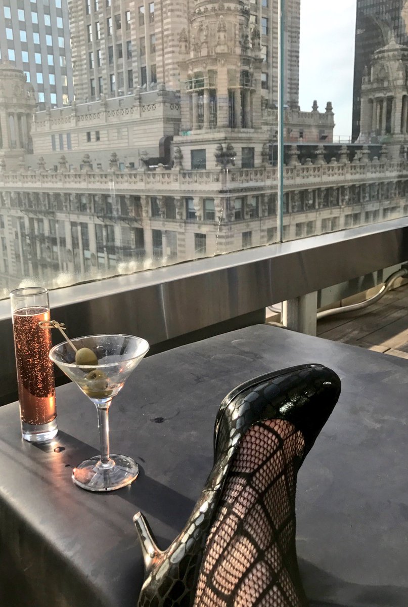 gourmet_soiree's tweet photo. Mood: On top of the world. 🙌🏼 
Loving life &amp; sunny views from @Ceriserooftop @virginhotelschi. 
🍒 &amp; cheers!
@LastHurrahFilm https://t.co/kyTUYLLoNU