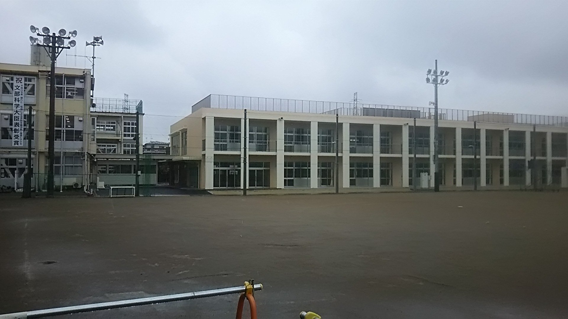 はまち アルミンニャン おはようございます 今朝の川口は雨 がしとしと 今日お花見の方大丈夫かなぁ 画像は川口出身の星野源 特集で 三枚目迄は彼が学んだ前川小学校 四枚目は源ちゃんが小学校時代ブランコでよく遊んでたとされる消防局真向いの公園