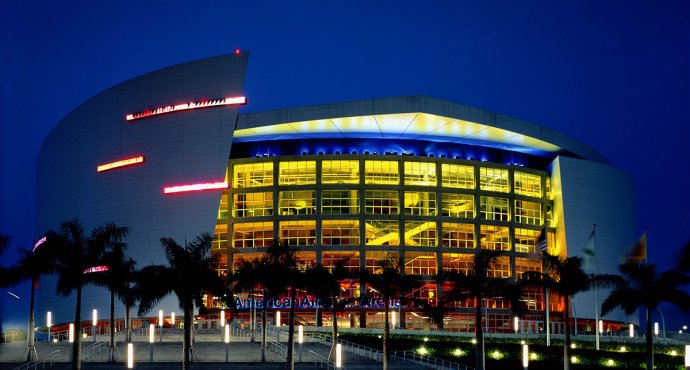 After bogus bomb threat, police officers re-open AmericanAirlines Arena  bit.ly/2oOiad9 https://t.co/hLrEb4qawG