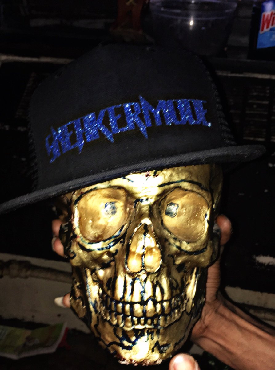 BooBkbanditz's tweet photo. Sneaker mode #skulls @theyeezymafia @cjsocool1 @SCOOP208 #Sneakermode #fashion #modelling #brooklyn https://t.co/L7QmtcB2j1