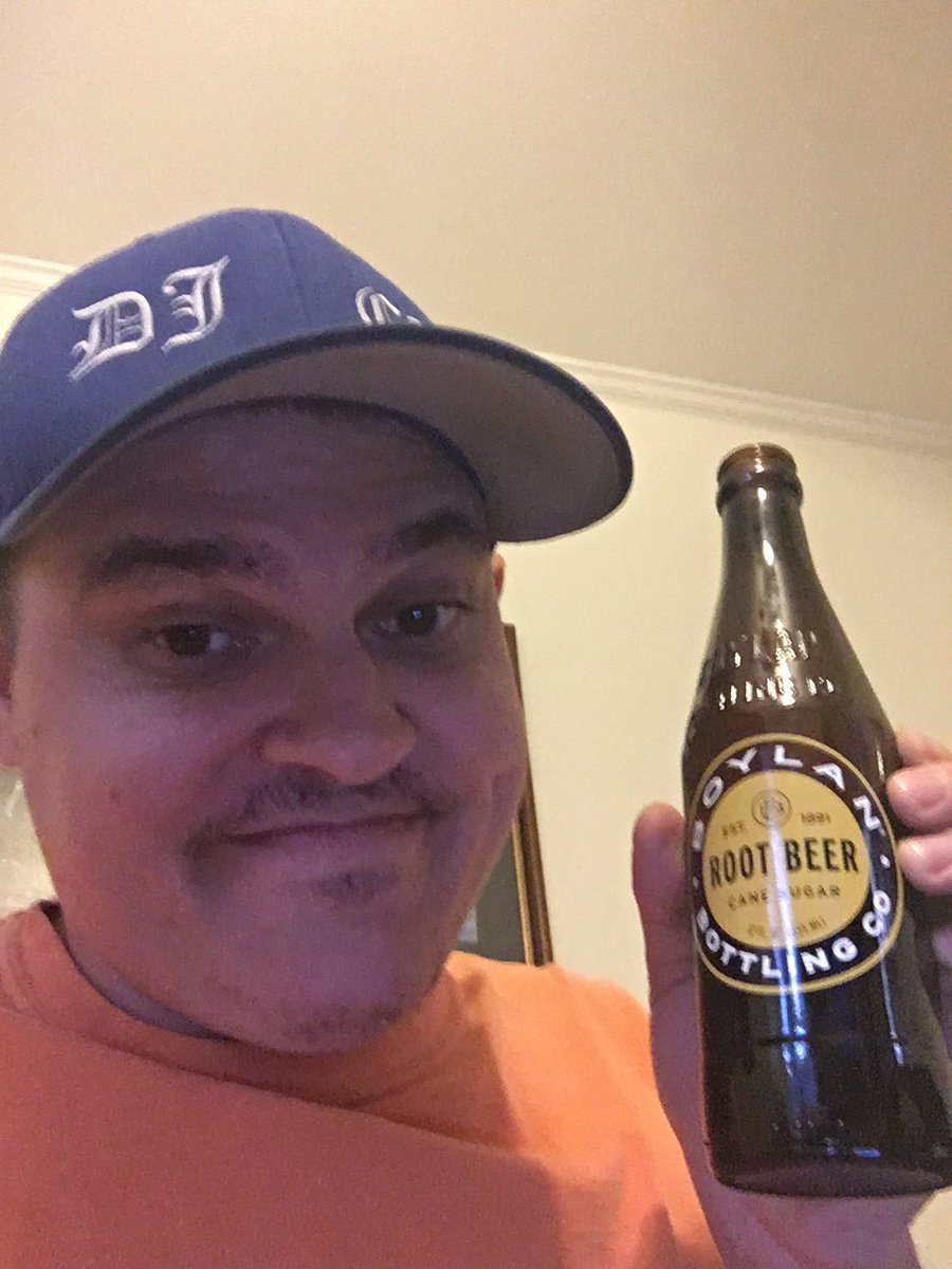 DJCJTENNESSEE's tweet photo. Drinking #boylanrootbeer is what and it's #good #root beer #boylanbottlingco @beg52865 @gunnyake @vanillaice https://t.co/JN1C2SHnHa