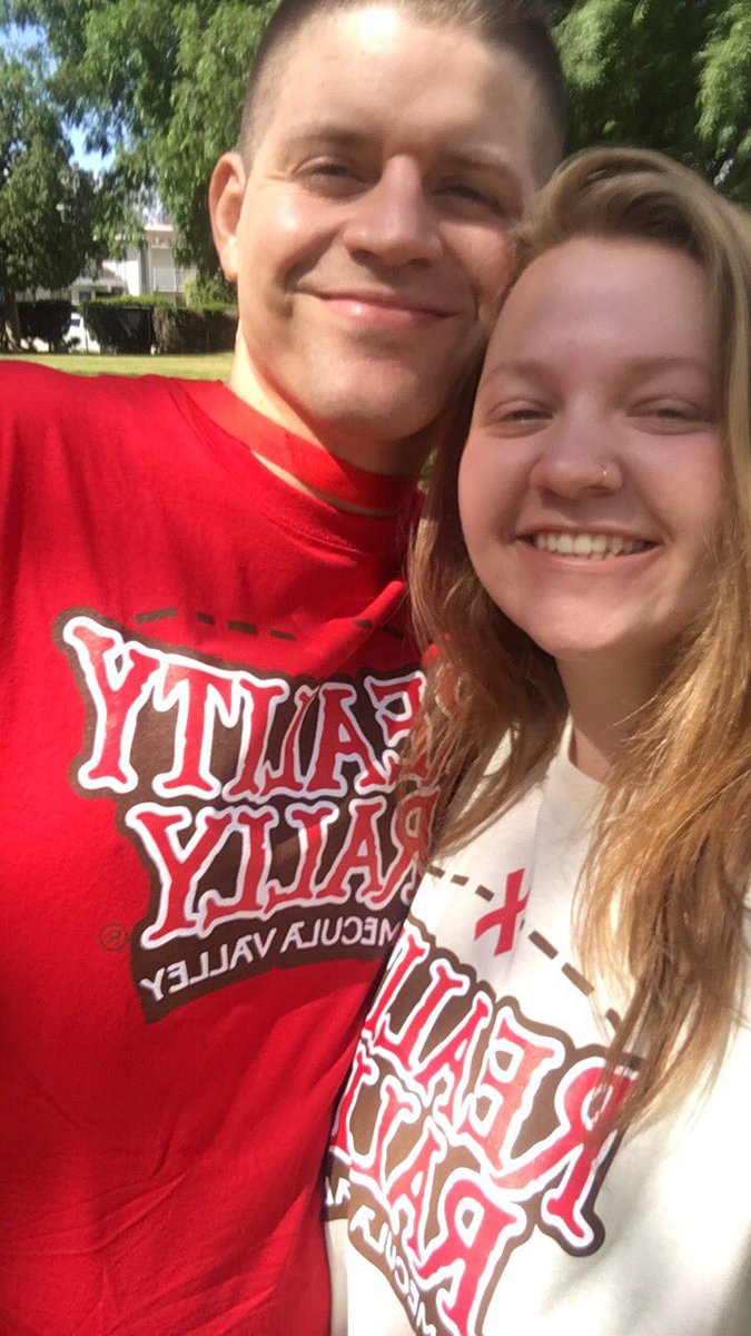 claire_rahn's tweet photo. got to meet my favorite Hell's Kitchen competitor today and i couldn't be happier😍❤ @Koop_171 #RealityRally2017 https://t.co/Yneizvz0c5