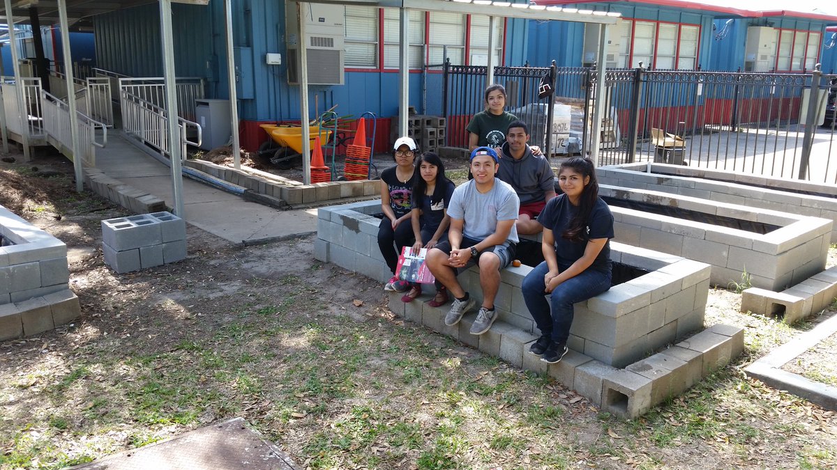 frodriguezart's tweet photo. #Gardens with the kids
#LEADCouncil
@AustinMustangs @2017senior_ahs @CageEl_PCMS https://t.co/mYrCKGZein