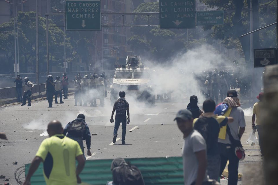 CNNEE's tweet photo. #EnFotos Así fueron los enfrentamientos durante las protestas de este sábado en Caracas https://t.co/VSxVMVcEE6 https://t.co/q1vyJLVmFI