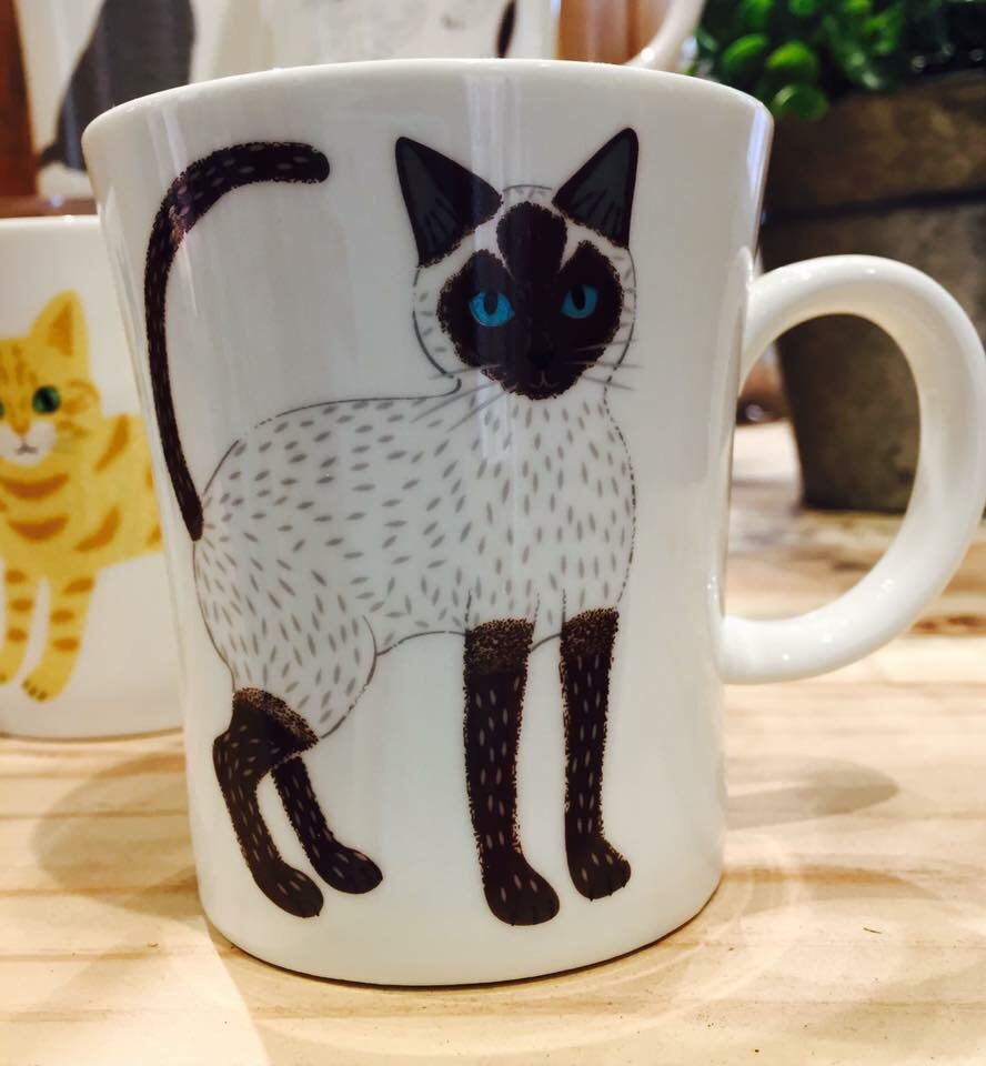 公式 Maimo Twitterissa ネコ好きにはたまらない食器 ミャオ ミャオ ねこマグ 手書き風のゆるいイラストがなんともかわいい デザインですね 底にも Meow とロゴが入っていて どこから見ても可愛いマグです Usj Maimo Cats マグカップ 猫 可愛い