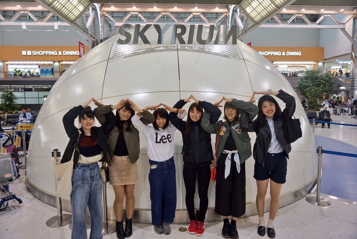 Mka4679's tweet photo. 4月8日18時20分に出発✈️🇨🇦
空港に女テニ全員来てくれてびっくりで嬉しくて泣かされて、さらにアルバム渡されてまた泣いて
本当に嬉しかった😭
アルバムにたくさんのメッセージが乗っててうれしかった、皆様温かいメッセージありがとうございました😢💓10ヶ月本当に頑張ります！ https://t.co/5VSszXBP6J