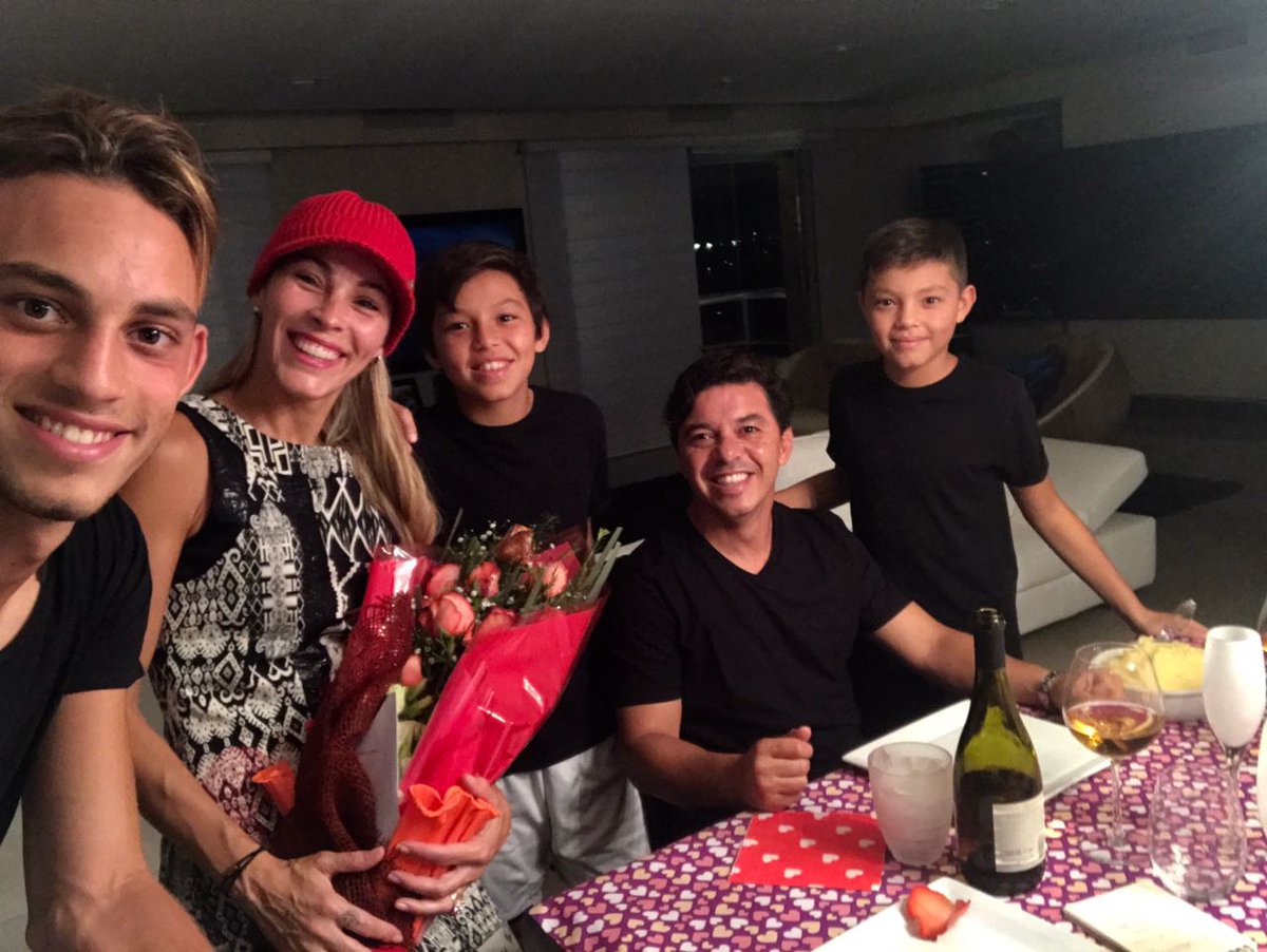 FlaMartinez2016's tweet photo. Amigoooosss los quiero con el corazón gracias X tantos momentos compartidos ....amiga sos lo.mas @GeraldineLaRosa https://t.co/Mu6WXZHwa2