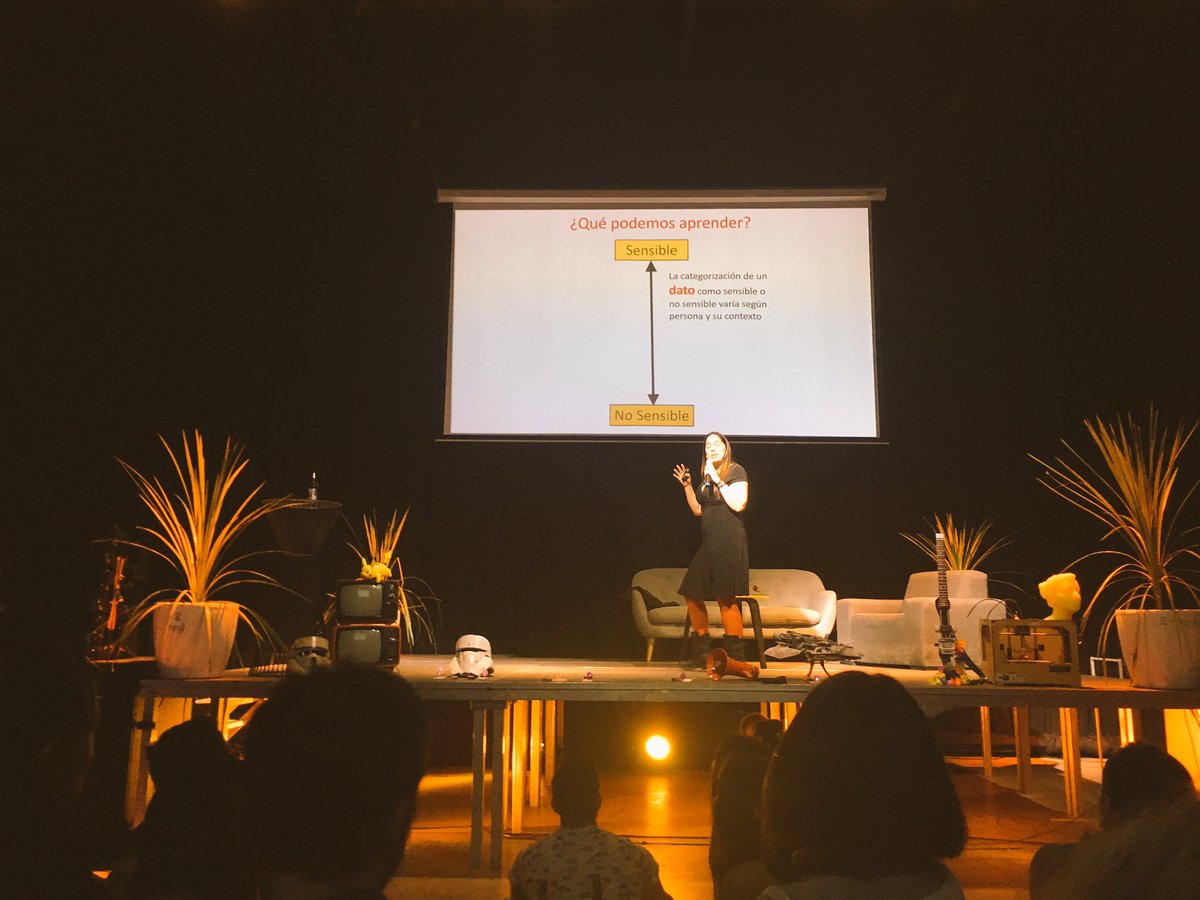 mamujic's tweet photo. "es bueno o malo? el miedo q le tenemos al uso de la información ya pasó antes con el nacimiento de la fotografía" @lbravoc en #NerdNights https://t.co/wP0GaHhxsg