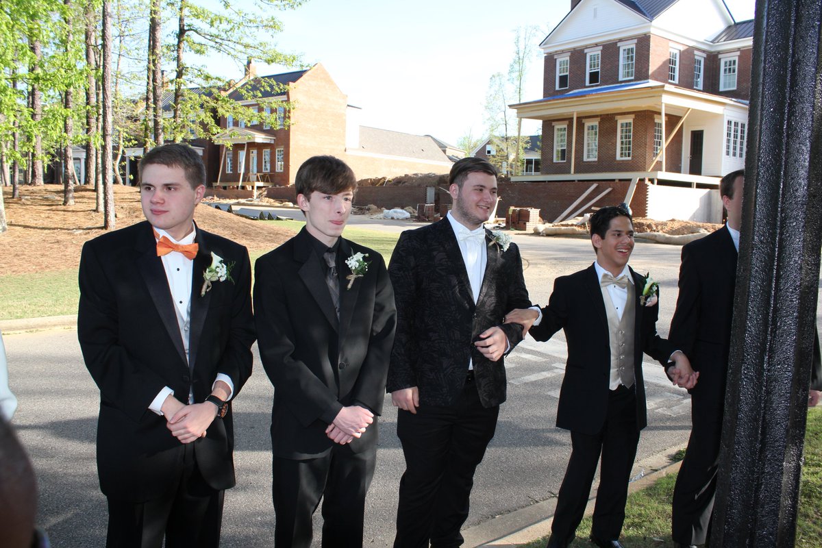 hrf0628's tweet photo. #HHSProm17 https://t.co/sDYNAzmHVk