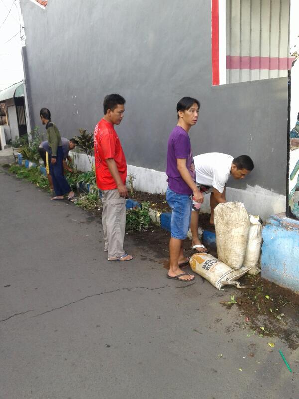 PudjoRatmoeko's tweet photo. hari ini menemani warga kerja bhakti penghijauan di RT 05/1kalilo pengantigan @ChoirilYudaw @Kec_Banyuwangi https://t.co/7mwkzMY0zr