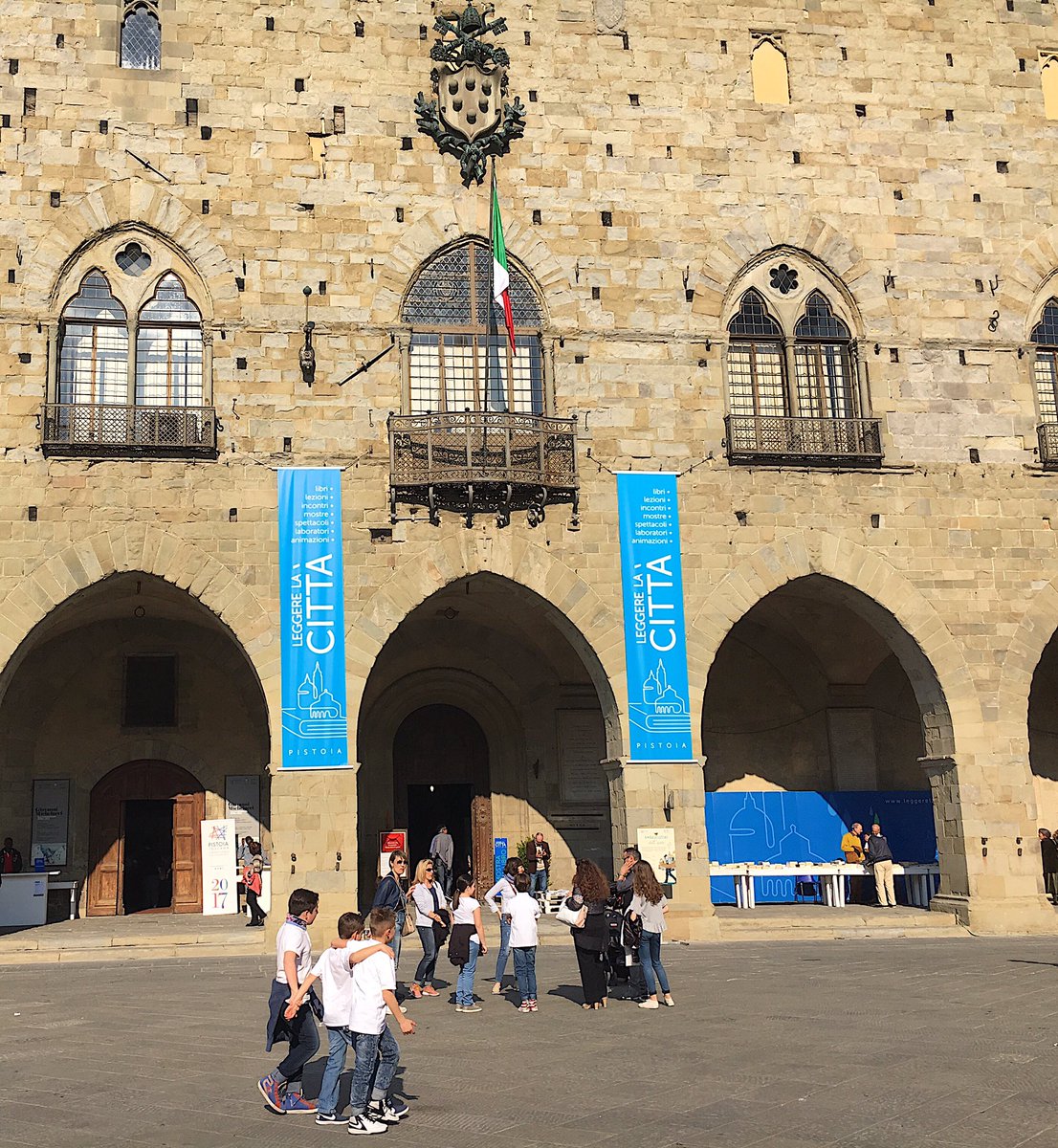 Tra poche ore inizierà la quarta ed ultima giornata di #leggerelacittà2017. Qui il programma ➡️ leggerelacitta.it  #culturaècomunità