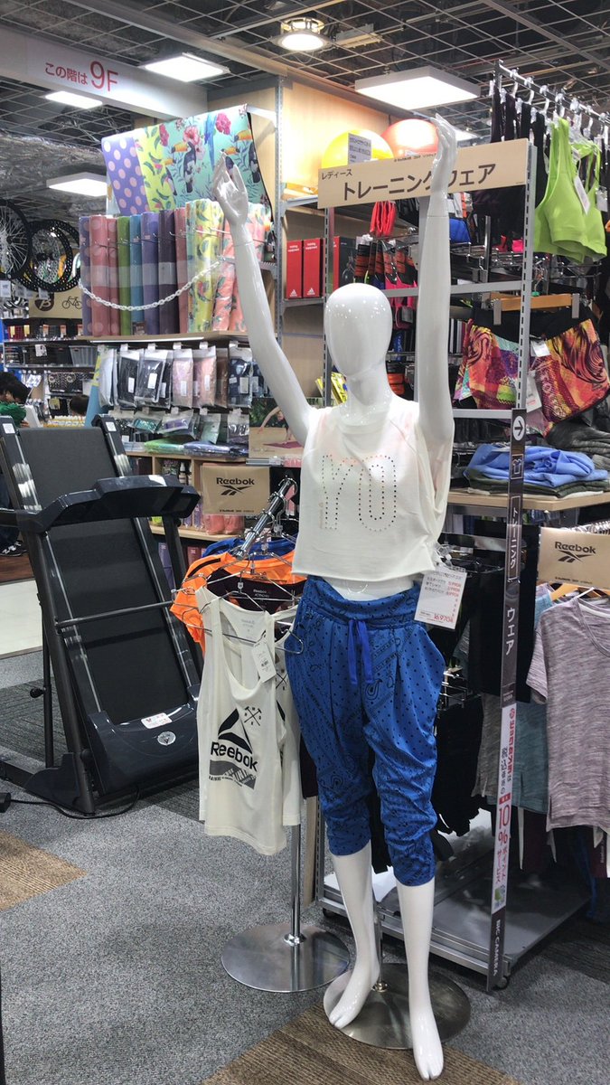 公式 ビックカメラ名古屋ｊｒゲートタワー店 スポーツのコーナーでは トレーニングウェアもお取り扱いしています バンザーイ