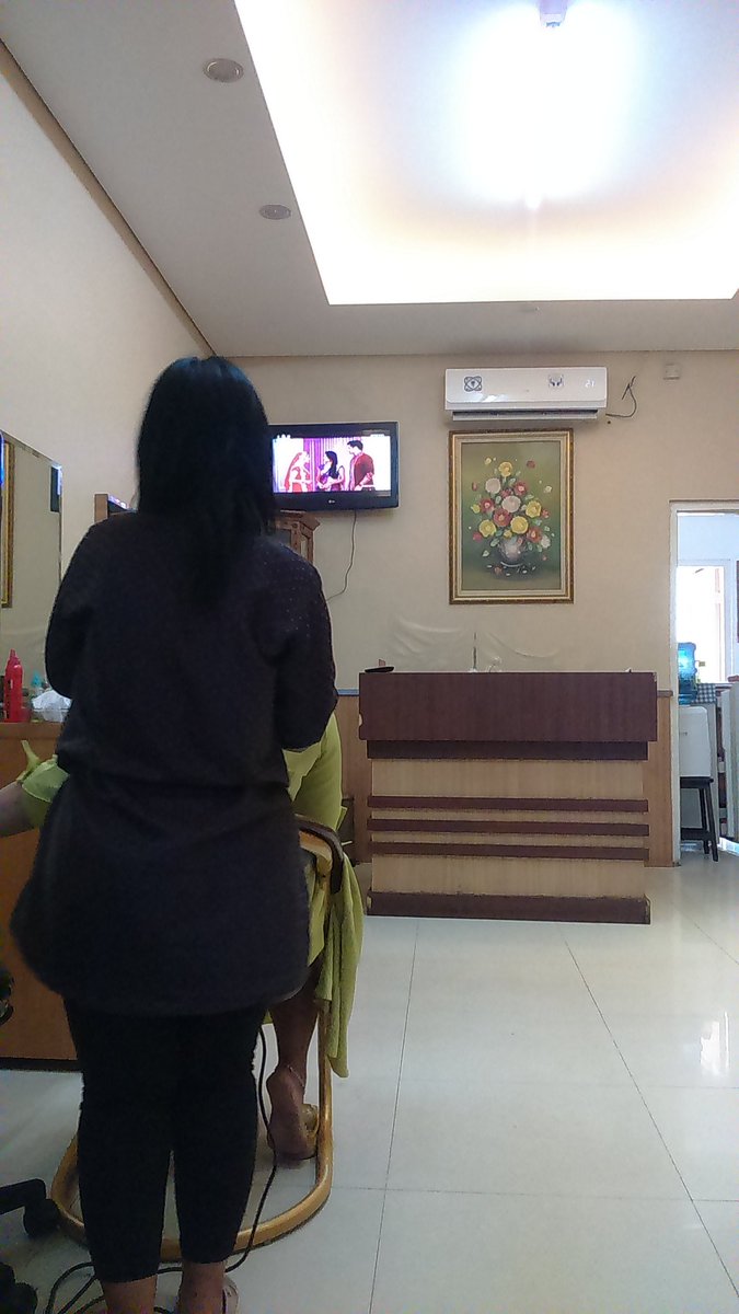 dety73's tweet photo. Treatment sambil nonton GOPI...nonton teruuuusss yaaaaa @whatsonANTV https://t.co/jjz13pnLit
