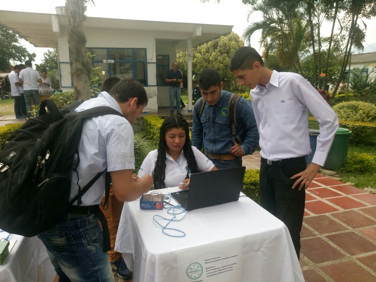 cmarceladiazs's tweet photo. Estudiantes @SIoTec_UNAD de I semestre con proyecto medición de humedad y temperatura ambiental #iotday  @UniversidadUNAD @unadpitalito https://t.co/dCE3BNBR6K
