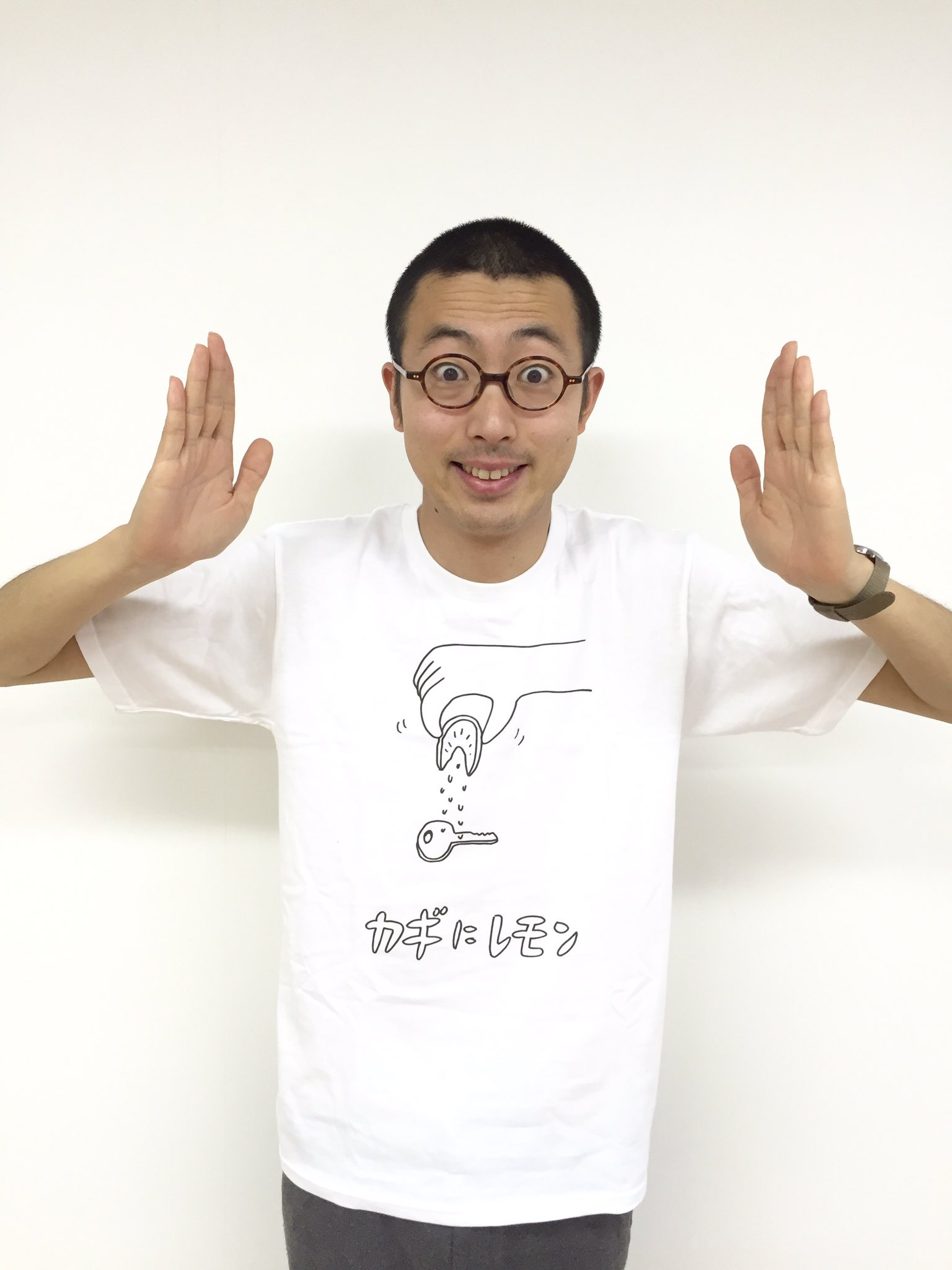 おほしんたろう おほまんが 学校と先生 発売中 おほコレ17 1日1枚tシャツ をアップして いいね が多かったものをヴィレッジヴァンガードが商品化するという企画です 本日は カギにレモン Tシャツ おほコレ おほしんたろう おほまんが 学校と先生 発売中 おほコレ17 1日1枚tシャツ をアップして いいね が多かったものをヴィレッジヴァンガードが商品化するという企画です 本日は カギにレモン Tシャツ おほコレ