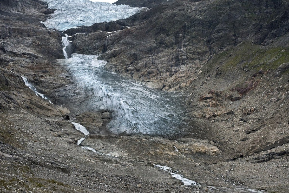 Greenpeace's tweet photo. Before and after. These images of melting glaciers have become the symbols of #climatechange https://t.co/YBfvlilWa3 https://t.co/NDJrvoDTGl