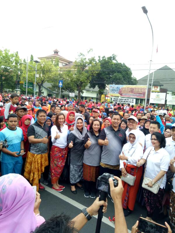 Semarak <a href="/SMGgreatsale/">Semarang Great Sale</a> 2017 bersama Pak Wali pak <a href="/hendrarprihadi/">Hendi (Hendrar P)</a> dan Pak <a href="/SupriyadiSRG/">supriyadi</a> DPRD Kota #Semarang #smggreatsale2017 #mbakitasmg
