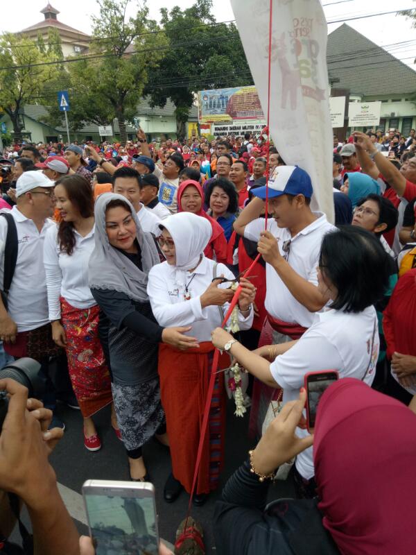 Mas <a href="/andrarasmara/">Arnaz</a> dari <a href="/KADINSemarang/">KADIN Semarang</a> dan sedulur sedoyo kompak dalam pembukaan <a href="/SMGgreatsale/">Semarang Great Sale</a> 2017 hayo siapa yg ikut datang? #mbakitasmg