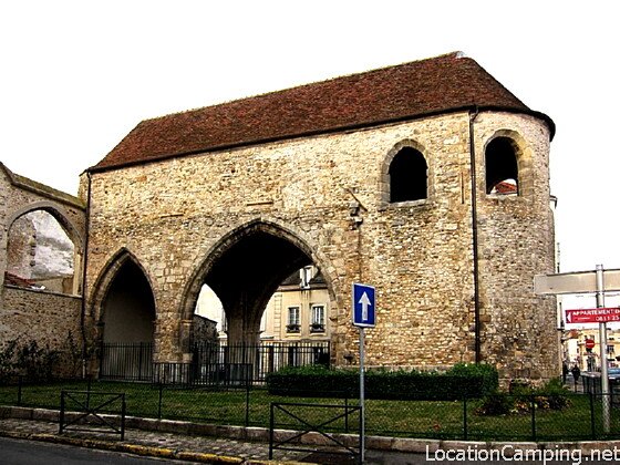 Ancien prieuré Saint-Sauveur à Melun - locationcamping.net/monument-histo… #Camping #France #Melun